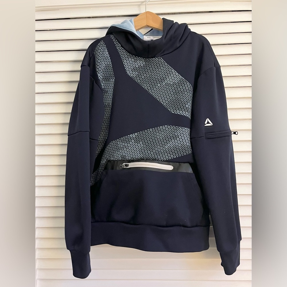 EUC💙Reebok Navy Blue and Light Blue Hoodie with Pocket Zipper Size Large